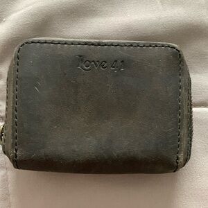 Love41 carbon black accordion wallet